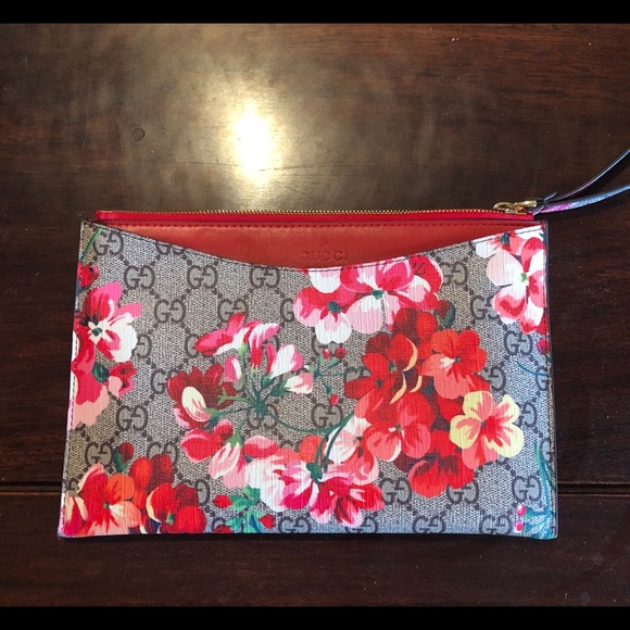 gucci floral wristlet